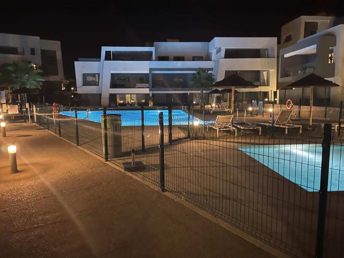 Vanian Gardens Apartment -Stella เอสเตโปนา ภายนอก รูปภาพ